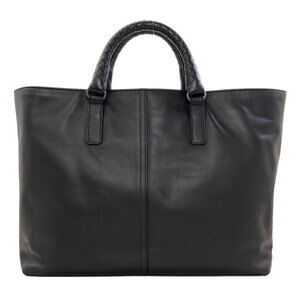 Bottega Veneta simple design leather handbag for women.